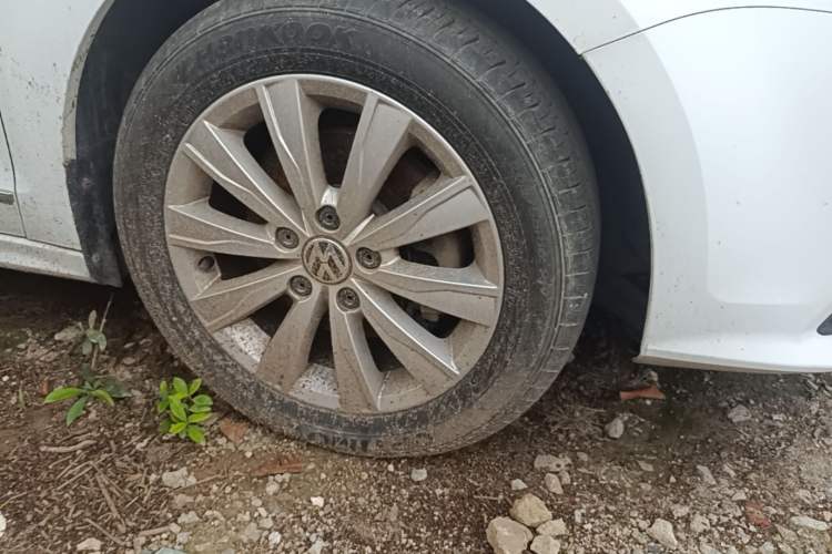Used Volkswagen Sagitar 2015 230TSI Automatic Comfort Version Right Front Wheel Hub