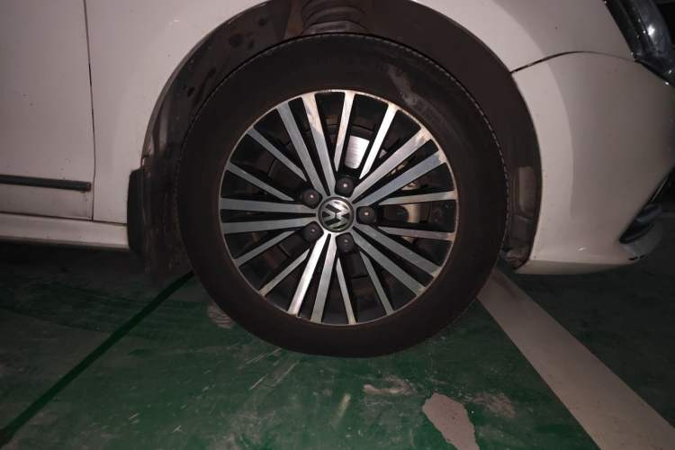 Used Volkswagen Sagitar 2015 230TSI Automatic Luxury Model Right Front Wheel Hub