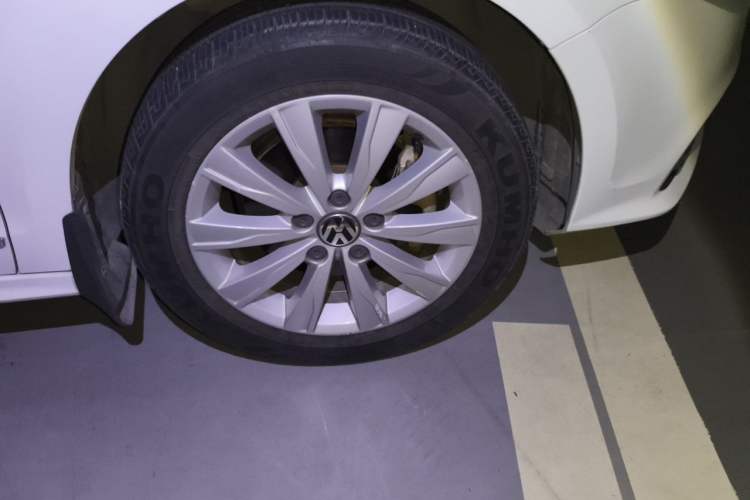 Used Volkswagen Sagitar 2015 230TSI Automatic Comfort Version Right Front Wheel Hub