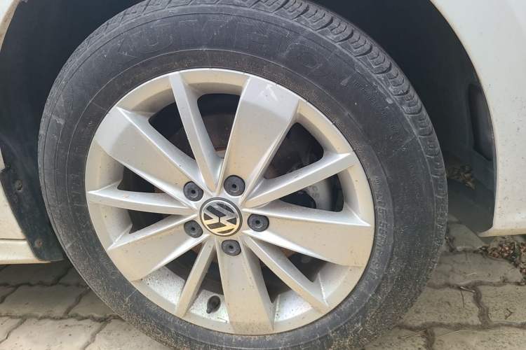 Used Volkswagen Sagitar 2015 1.6L Manual Fashion Edition Right Front Wheel Hub