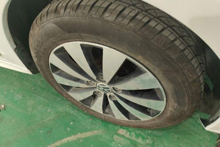 Used Volkswagen Sagitar 2015 230TSI Automatic Luxury Model Right Front Wheel Hub