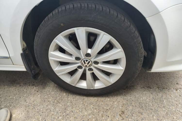 Used Volkswagen Sagitar 2015 230TSI Automatic Comfort Version Right Front Wheel Hub