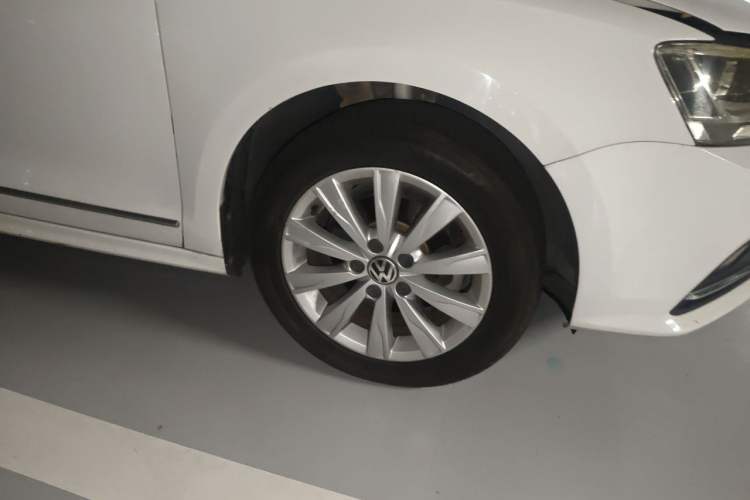Used Volkswagen Sagitar 2015 1.6L Manual Comfort Model Right Front Wheel Hub