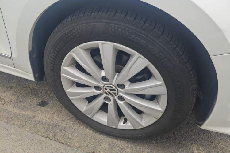 Used Volkswagen Sagitar 2015 1.6L Automatic Comfort Model Right Front Wheel Hub