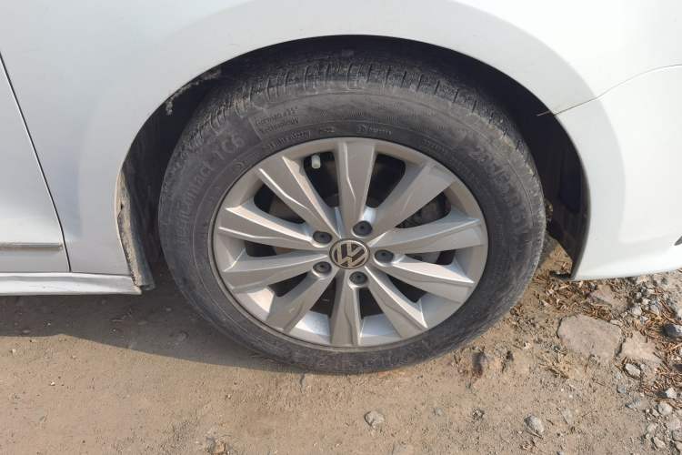 Used Volkswagen Sagitar 2015 230TSI Automatic Comfort Version Right Front Wheel Hub