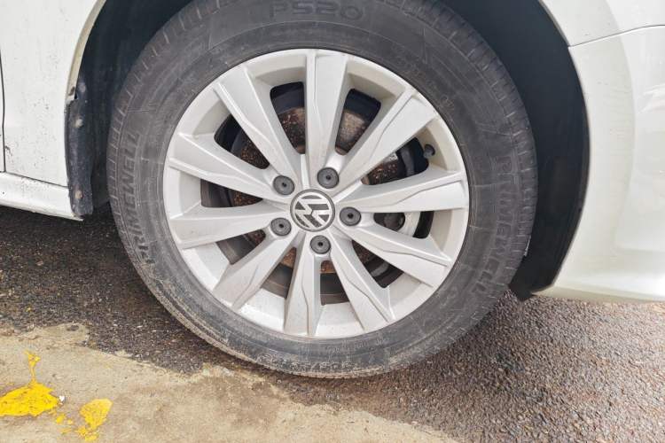 Used Volkswagen Sagitar 2015 1.6L Manual Comfort Model Right Front Wheel Hub
