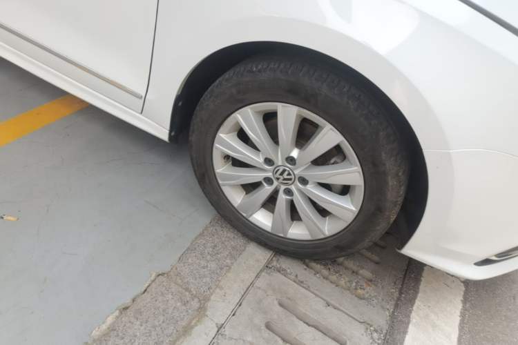 Used Volkswagen Sagitar 2015 230TSI Automatic Comfort Version Right Front Wheel Hub