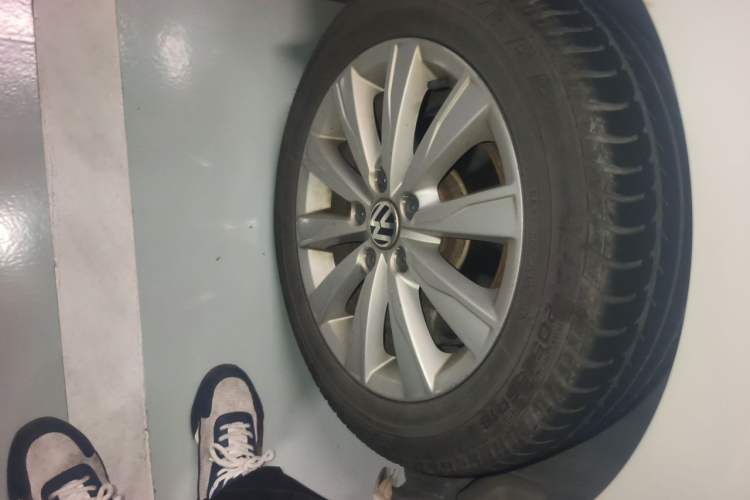 Used Volkswagen Sagitar 2015 1.6L Automatic Comfort Model Right Front Wheel Hub