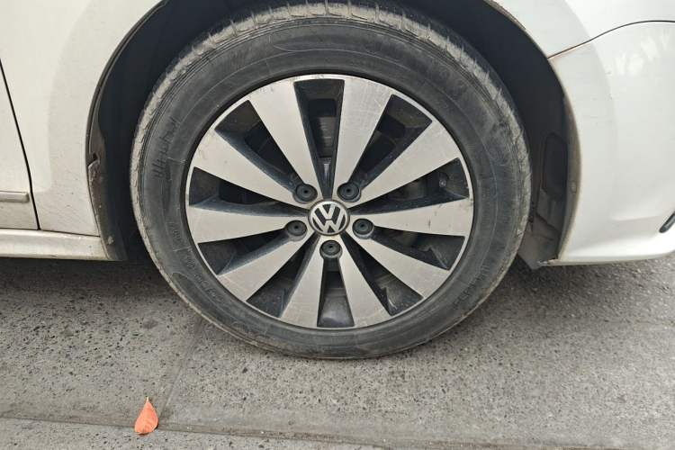 Used Volkswagen Sagitar 2015 230TSI Automatic Luxury Model Right Front Wheel Hub