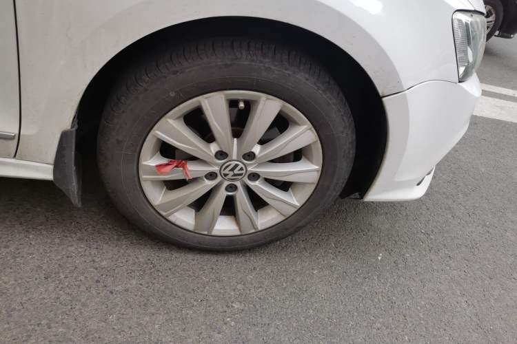 Used Volkswagen Sagitar 2015 1.6L Manual Comfort Model Right Front Wheel Hub