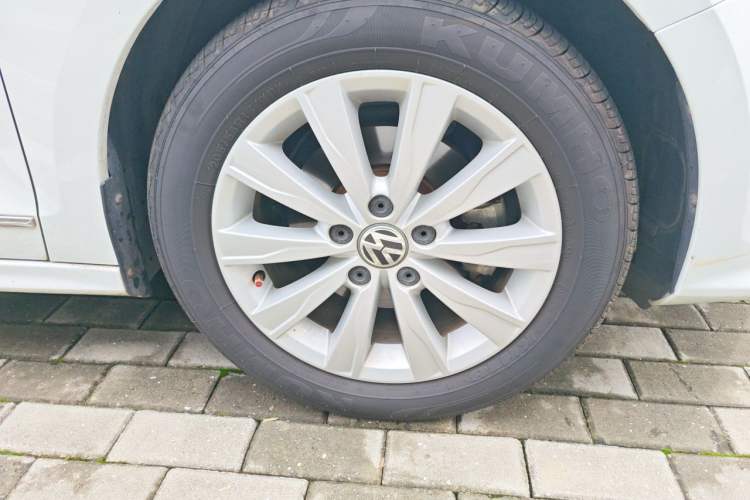 Used Volkswagen Sagitar 2015 1.6L Automatic Comfort Model Right Front Wheel Hub