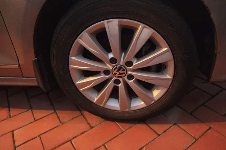 Used Volkswagen Sagitar 2015 230TSI Automatic Comfort Version Right Front Wheel Hub