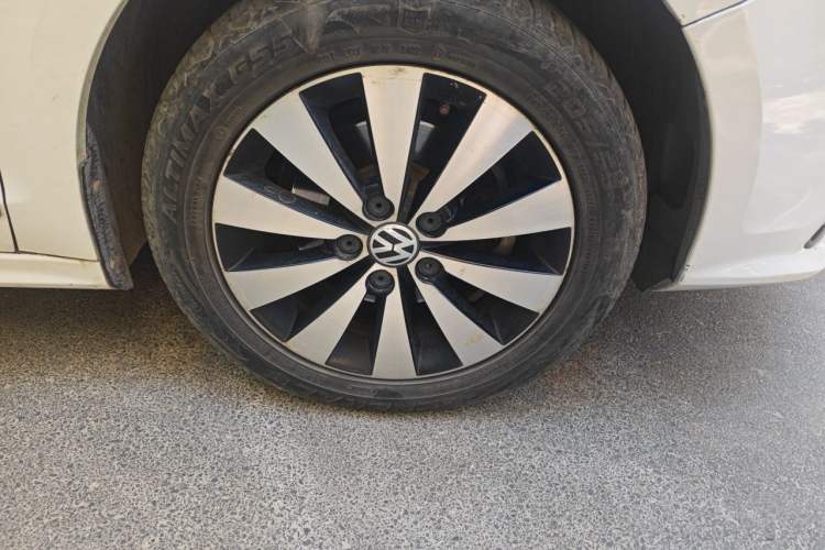 Used Volkswagen Sagitar 2015 1.6L Automatic Comfort Model Right Front Wheel Hub