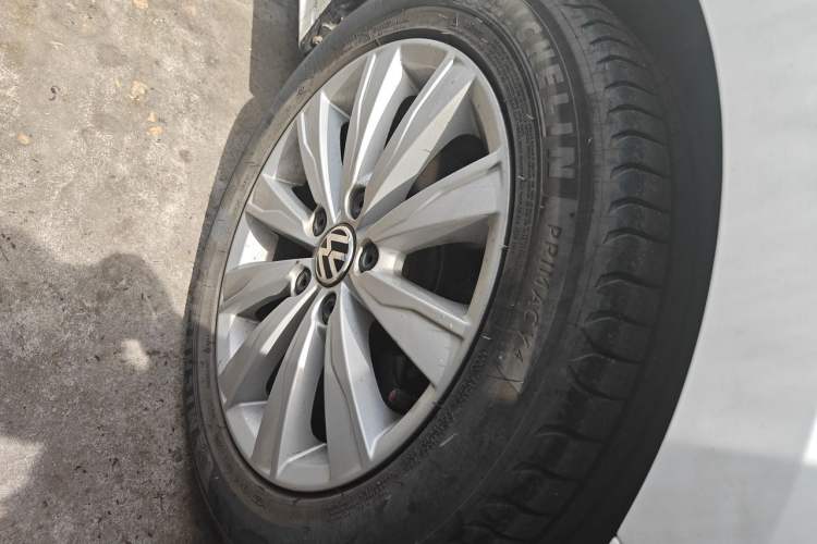Used Volkswagen Sagitar 2015 1.6L Automatic Comfort Model Right Front Wheel Hub