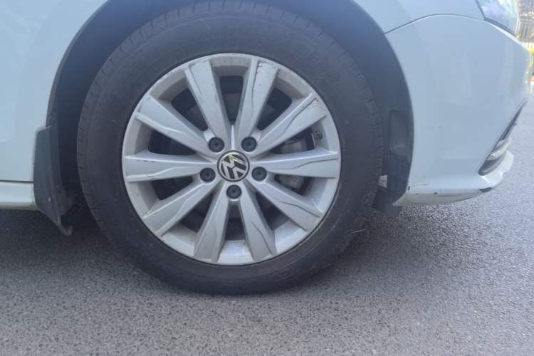 Used Volkswagen Sagitar 2015 1.6L Automatic Comfort Model Right Front Wheel Hub