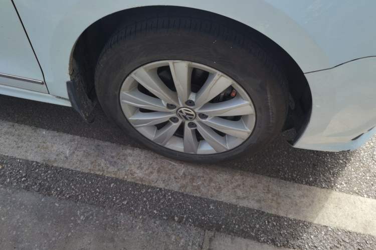 Used Volkswagen Sagitar 2015 230TSI Automatic Comfort Version Right Front Wheel Hub