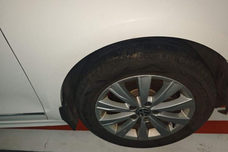 Used Volkswagen Sagitar 2015 1.6L Automatic Comfort Model Right Front Wheel Hub
