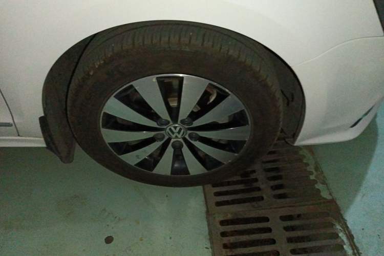 Used Volkswagen Sagitar 2015 230TSI Automatic Luxury Model Right Front Wheel Hub