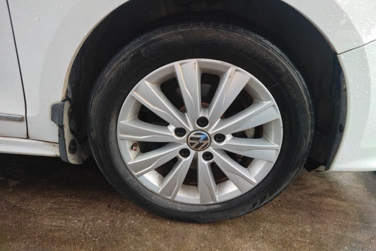 Used Volkswagen Sagitar 2015 1.6L Automatic Comfort Model Right Front Wheel Hub