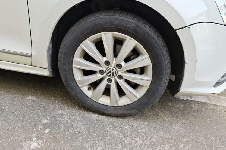 Used Volkswagen Sagitar 2015 230TSI Automatic Comfort Version Right Front Wheel Hub