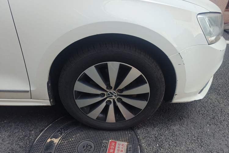 Used Volkswagen Sagitar 2015 230TSI Automatic Luxury Model Right Front Wheel Hub