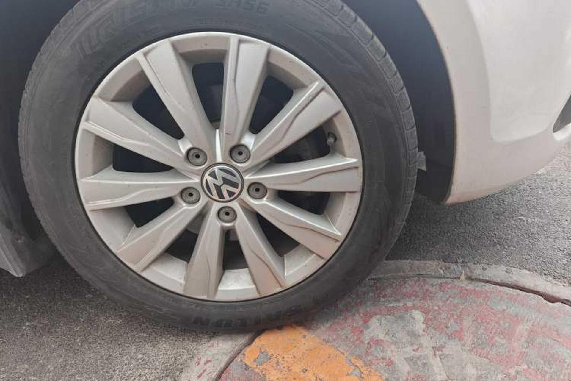 Used Volkswagen Sagitar 2015 1.6L Automatic Comfort Model Right Front Wheel Hub