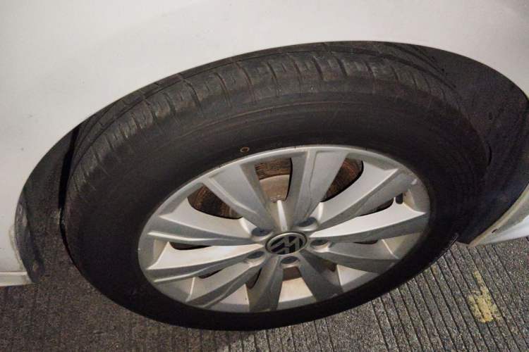 Used Volkswagen Sagitar 2015 1.6L Automatic Comfort Model Right Front Wheel Hub