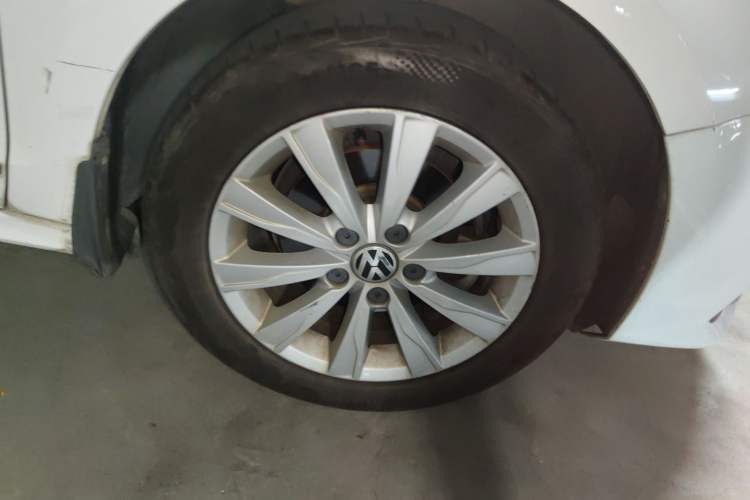 Used Volkswagen Sagitar 2015 1.6L Automatic Comfort Model Right Front Wheel Hub