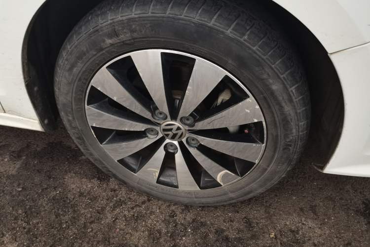 Used Volkswagen Sagitar 2015 230TSI Automatic Luxury Model Right Front Wheel Hub