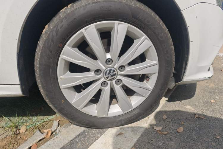 Used Volkswagen Sagitar 2015 230TSI Manual Comfort Version Right Front Wheel Hub