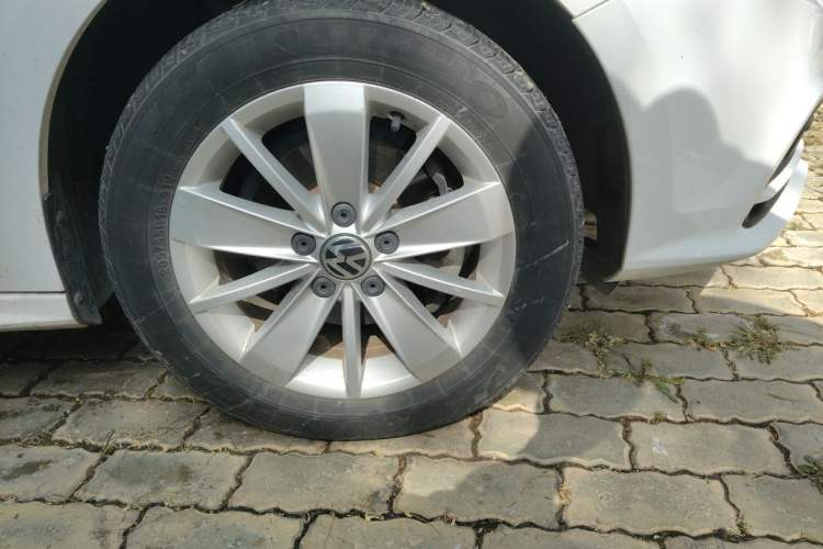 Used Volkswagen Sagitar 2015 1.6L Manual Fashion Edition Right Front Wheel Hub
