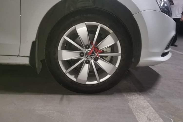 Used Volkswagen Sagitar 2015 1.6L Manual Fashion Edition Right Front Wheel Hub