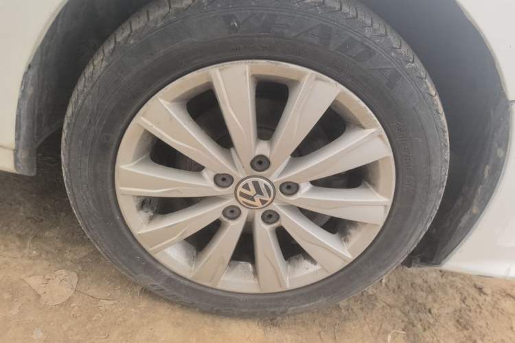 Used Volkswagen Sagitar 2015 1.6L Manual Comfort Model Right Front Wheel Hub