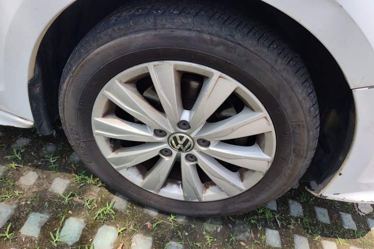 Used Volkswagen Sagitar 2015 1.6L Manual Comfort Model Right Front Wheel Hub