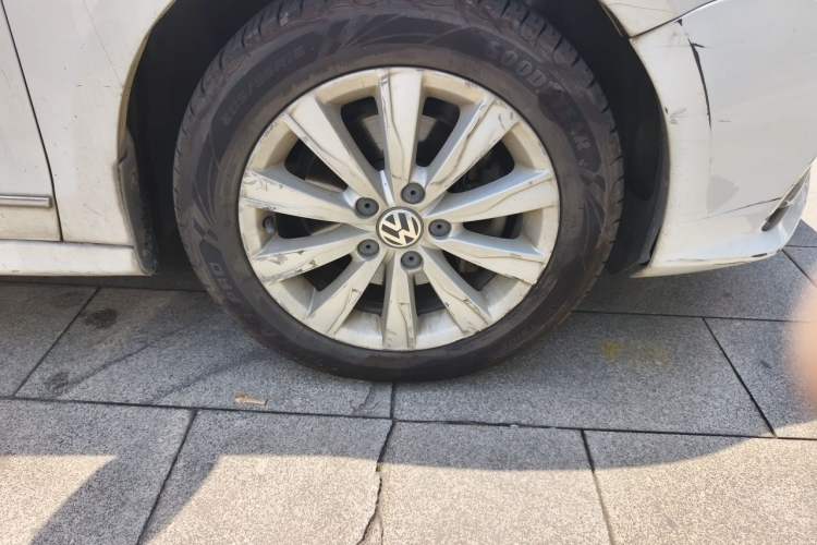 Used Volkswagen Sagitar 2015 230TSI Automatic Comfort Version Right Front Wheel Hub