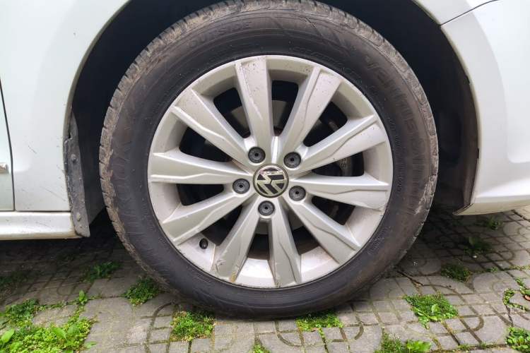 Used Volkswagen Sagitar 2015 1.6L Automatic Comfort Model Right Front Wheel Hub