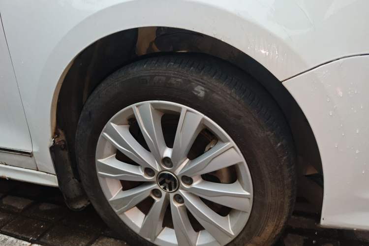 Used Volkswagen Sagitar 2015 230TSI Automatic Comfort Version Right Front Wheel Hub