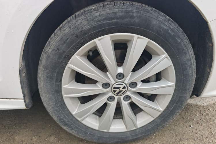 Used Volkswagen Sagitar 2015 1.6L Automatic Comfort Model Right Front Wheel Hub