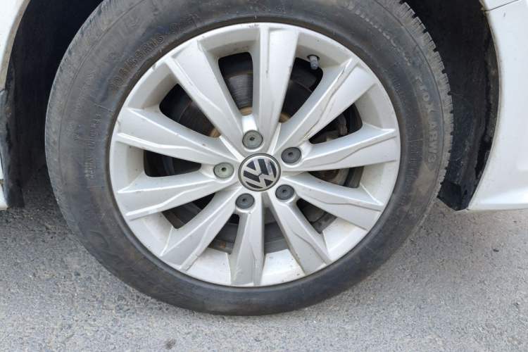 Used Volkswagen Sagitar 2015 1.6L Automatic Comfort Model Right Front Wheel Hub