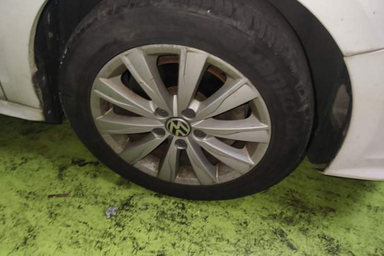Used Volkswagen Sagitar 2015 230TSI Automatic Comfort Version Right Front Wheel Hub