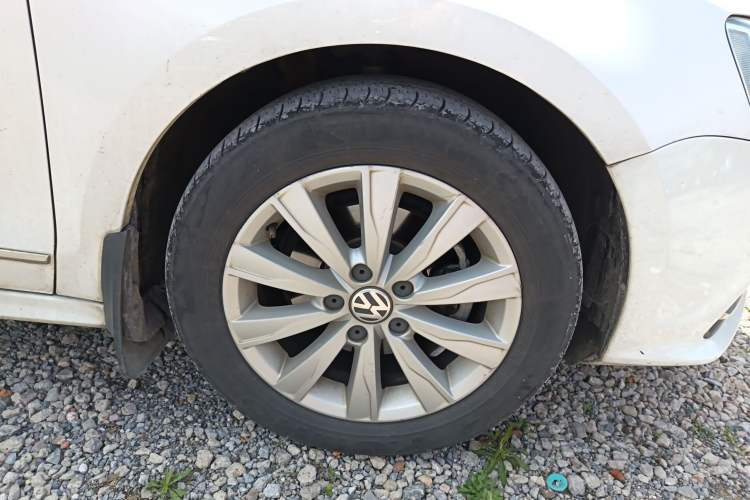 Used Volkswagen Sagitar 2015 1.6L Automatic Comfort Model Right Front Wheel Hub