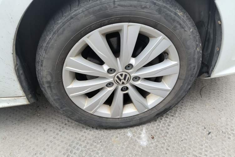 Used Volkswagen Sagitar 2015 230TSI Manual Comfort Version Right Front Wheel Hub