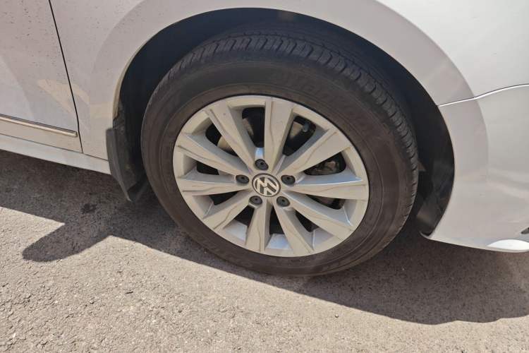 Used Volkswagen Sagitar 2015 230TSI Manual Comfort Version Right Front Wheel Hub