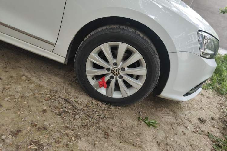 Used Volkswagen Sagitar 2015 1.6L Manual Comfort Model Right Front Wheel Hub