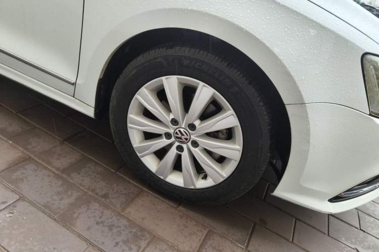 Used Volkswagen Sagitar 2015 230TSI Automatic Comfort Version Right Front Wheel Hub