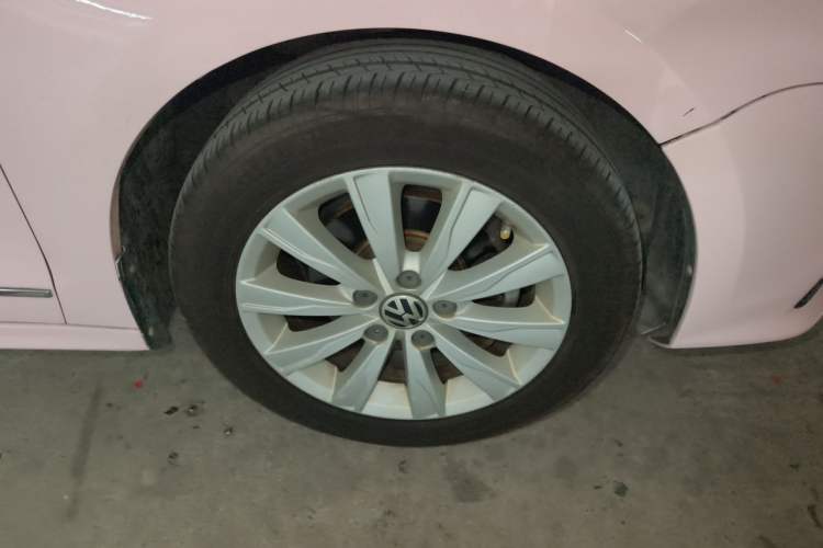 Used Volkswagen Sagitar 2015 1.6L Automatic Comfort Model Right Front Wheel Hub