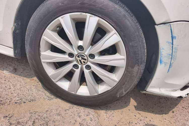 Used Volkswagen Sagitar 2015 1.6L Automatic Comfort Model Right Front Wheel Hub