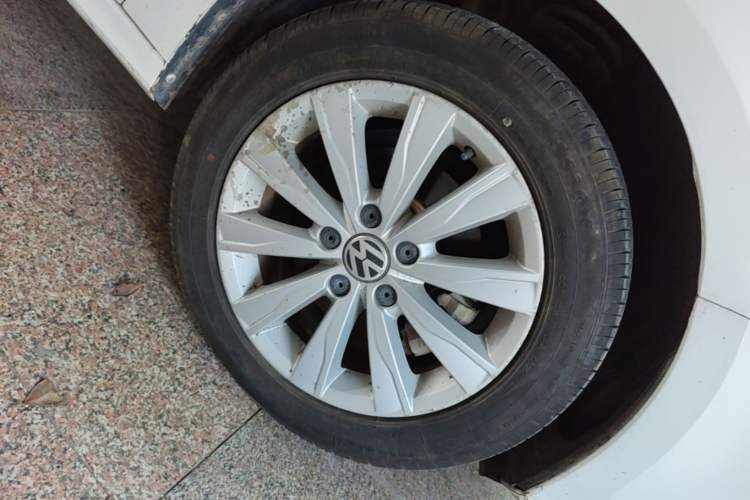 Used Volkswagen Sagitar 2015 1.6L Automatic Comfort Model Right Front Wheel Hub