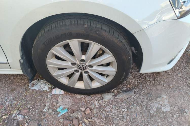 Used Volkswagen Sagitar 2015 230TSI Automatic Comfort Version Right Front Wheel Hub