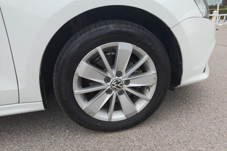 Used Volkswagen Sagitar 2015 1.6L Automatic Fashion Model Right Front Wheel Hub
